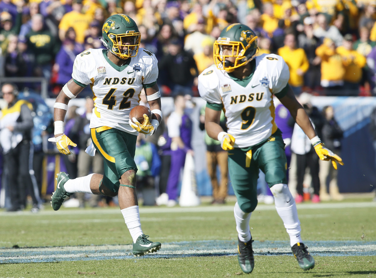 Jan 6, 2018; Frisco, TX, USA; North Dakota State Bison linebacker Jabril Cox (42) returns a fumble in the second quarter against the James Madison Dukes at Toyota Stadium. 
